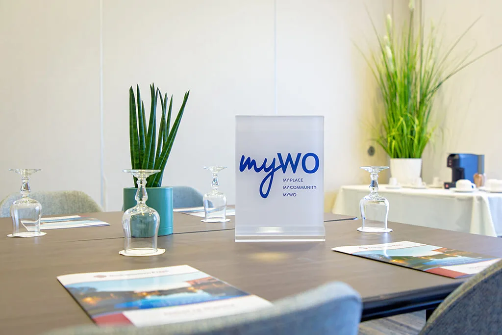 Salon coworking au 1er étage, canapés et espace détente — La Marina