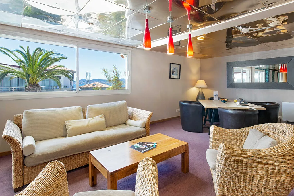 Salon MyWO — table de réunion et espace de travail partagé, La Marina