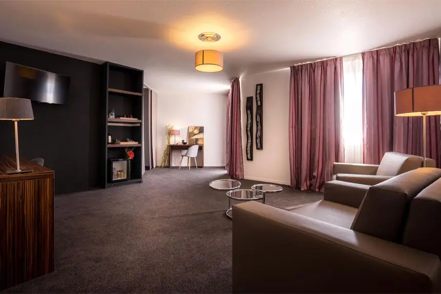 Suite familiale, chambre sobre et literie impeccable — Hôtel La Marina