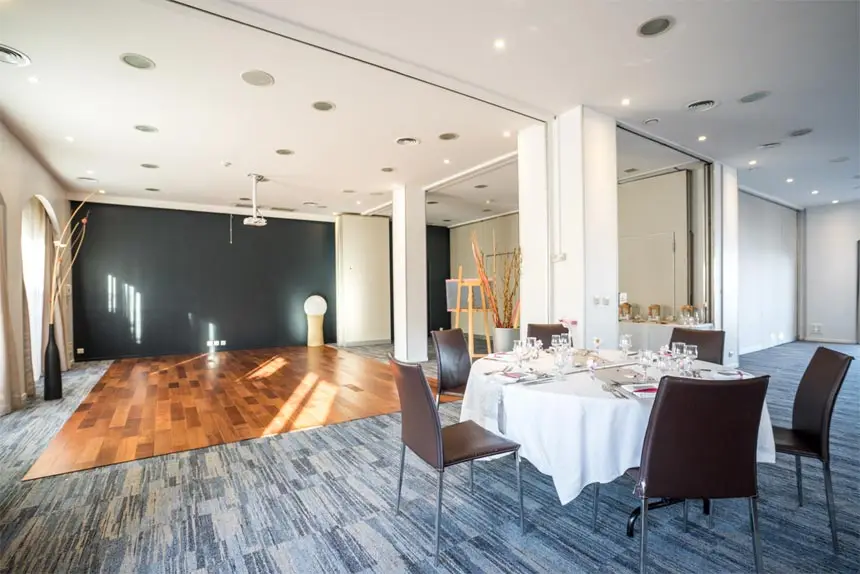 Salon de réception modulable, table dressée et espace parquet — Hôtel La Marina