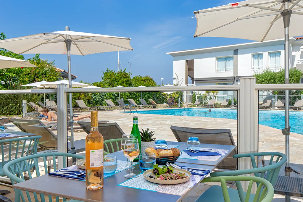 Terrasse et piscine de l’hôtel La Marina